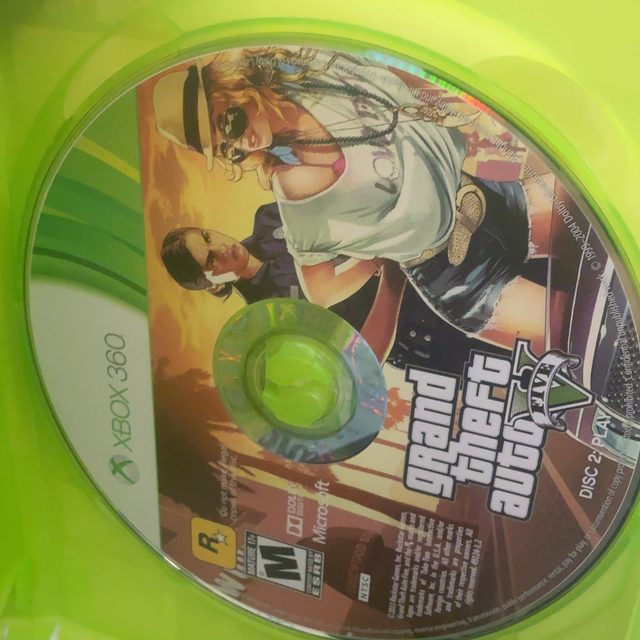 Xbox 360 - Grand Theft Auto V (photo 5)
