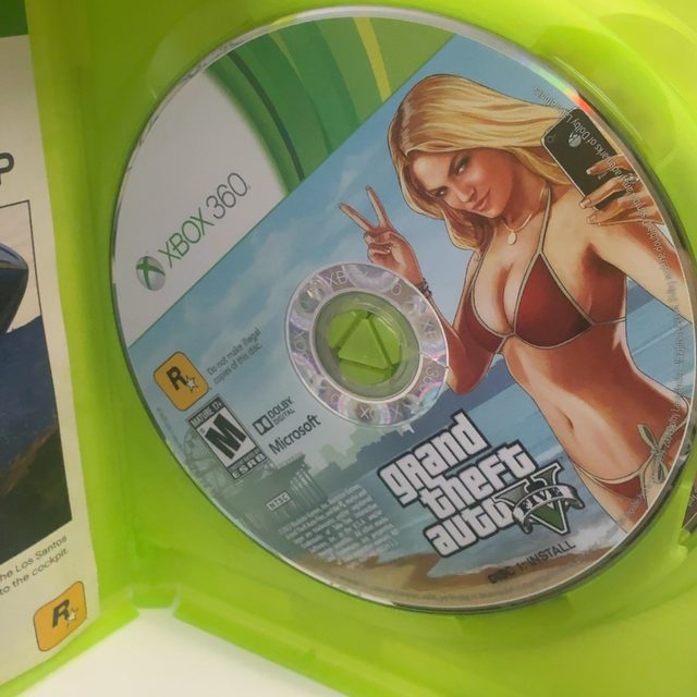Xbox 360 - Grand Theft Auto V (photo 4)
